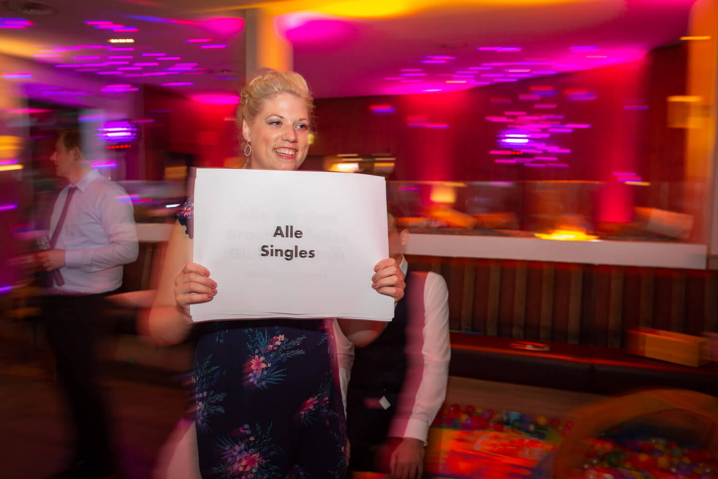 Trauzeugin führt durch ein Hochzeitsspiel