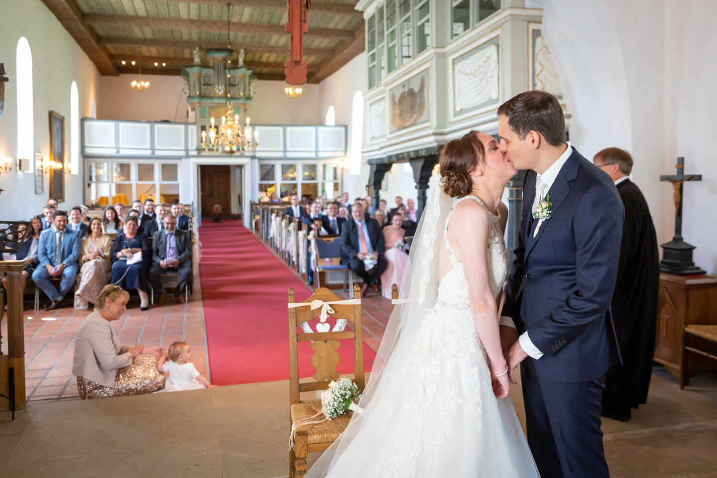 Brautpaar gibt sich den Vermählungskuss bei ihrer kirchlichen Trauung