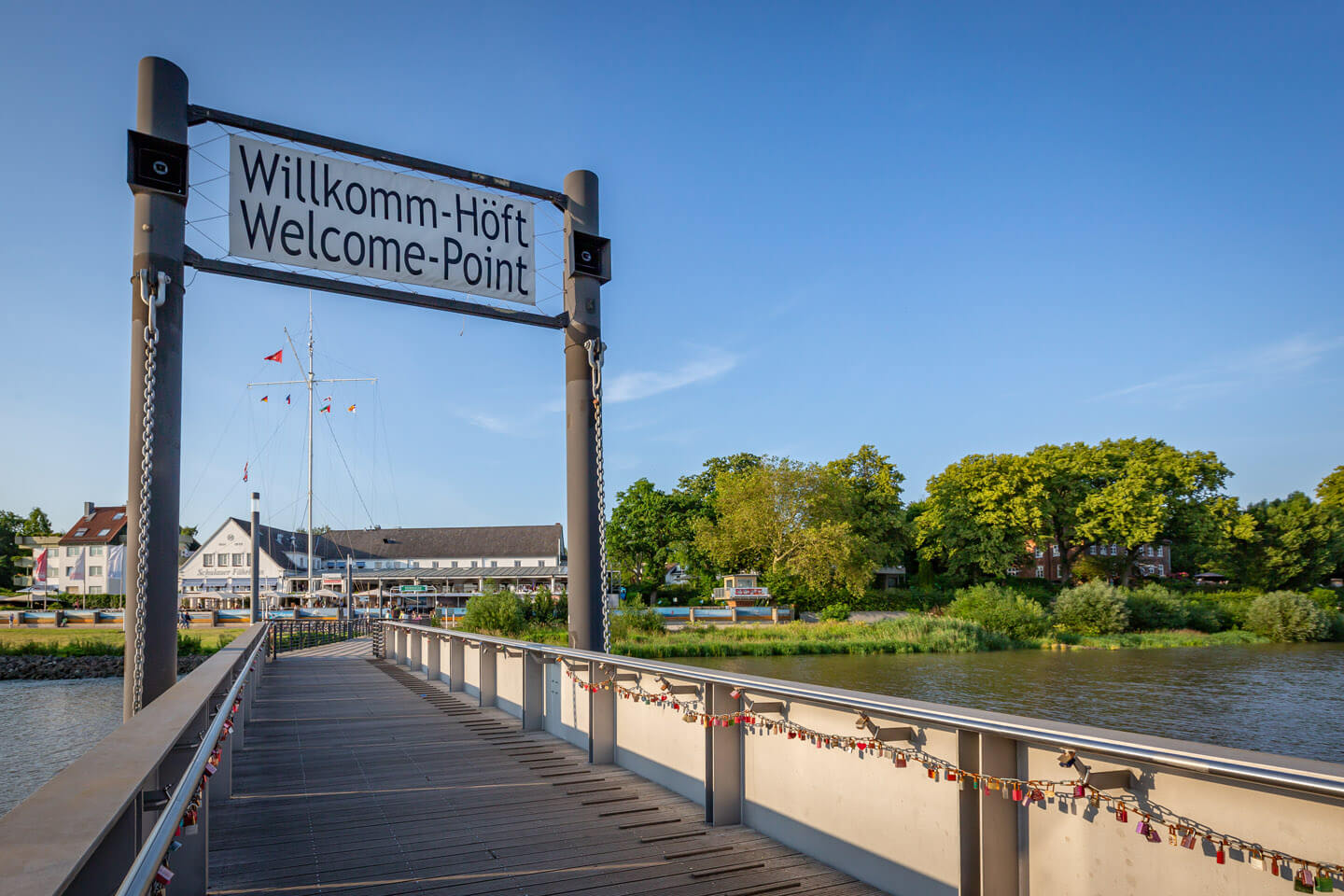 Willkomm-Höft mit Blick auf das Schulauer Fährhaus