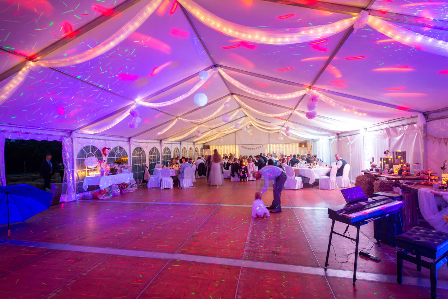 Festzelt mit Partybeleuchtung