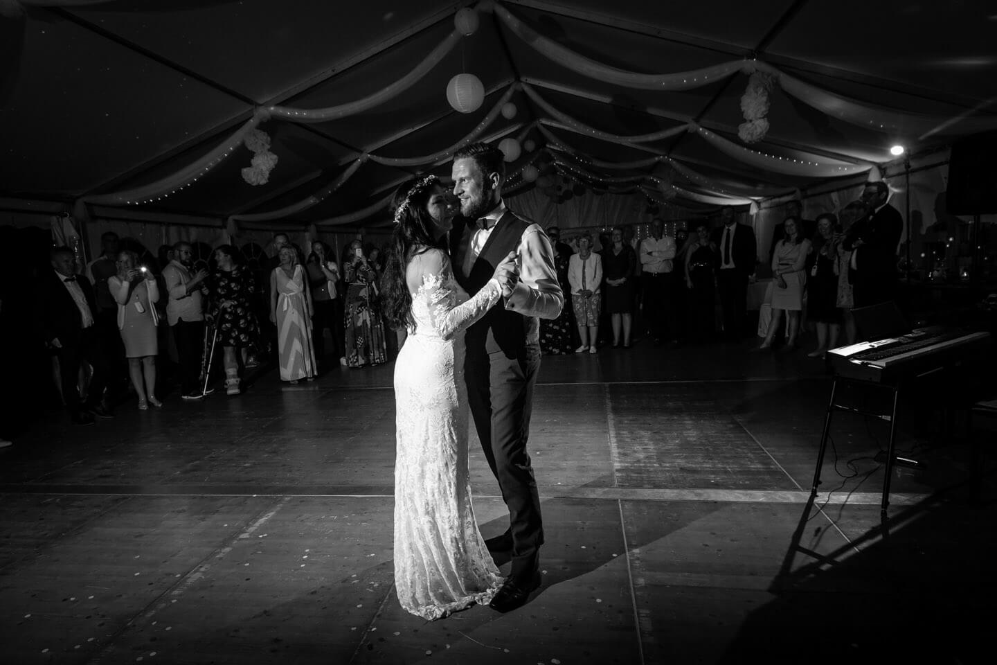 Der Eröffnungstanz während einer Ganztags-Hochzeitsreportage