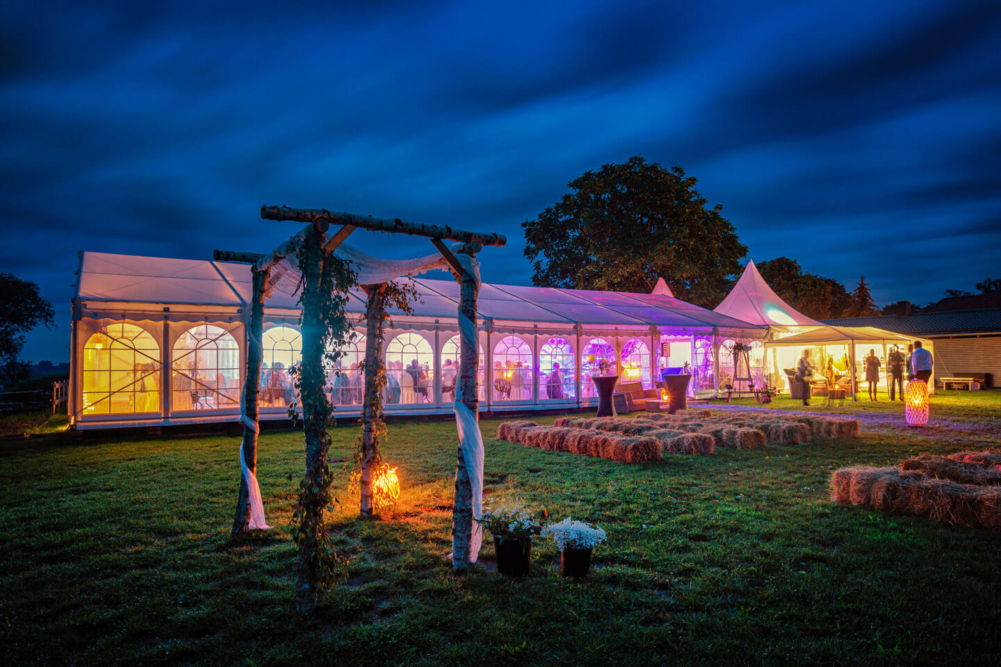 Gartenhochzeit mit Stil. Das Partyzelt fotografierte der Hamburger Hochzeitsfotograf Florian Läufer