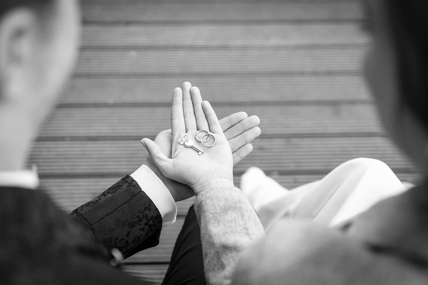 Trauringe in der hand des Hochzeitspaares