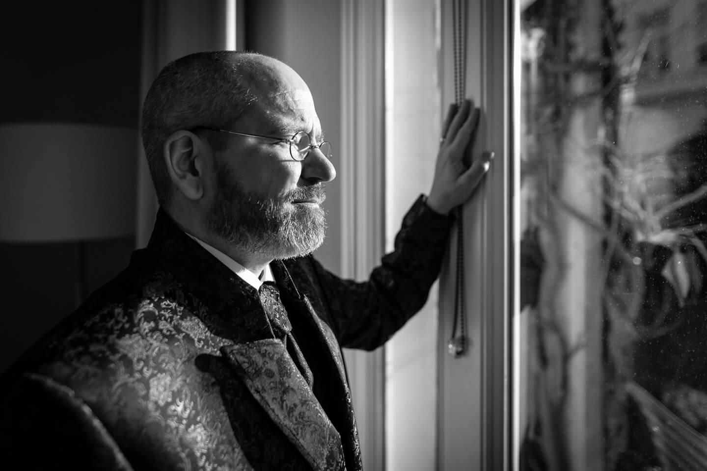 Bräutigam blickt aus dem Fenster