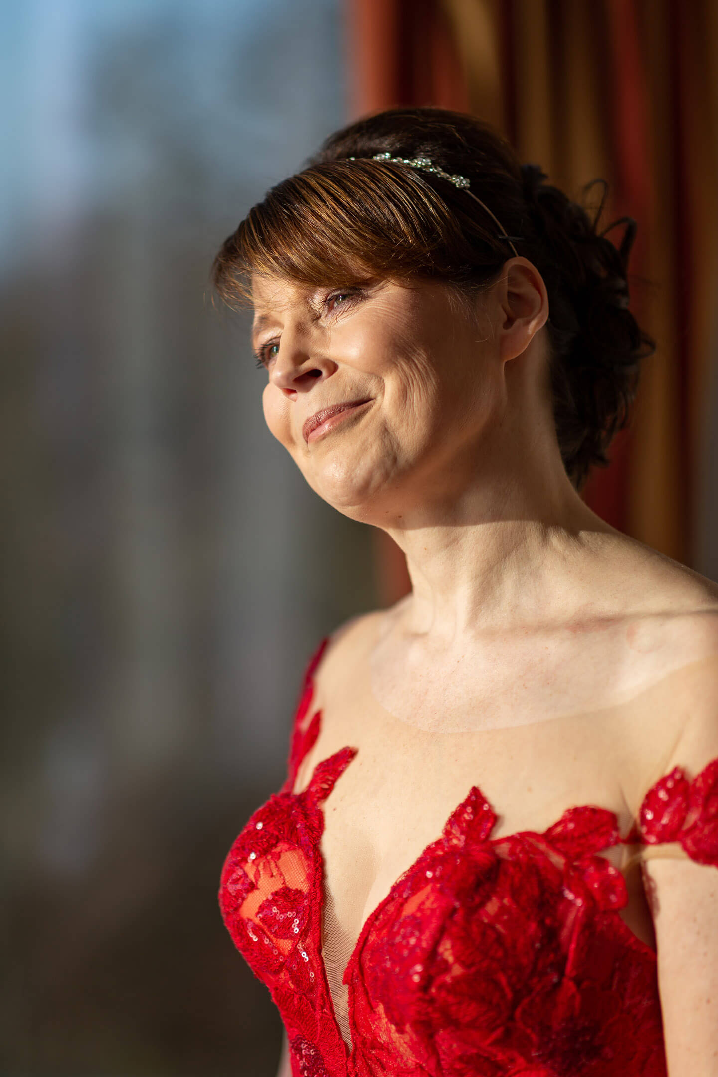 Braut blickt aus dem Fenster