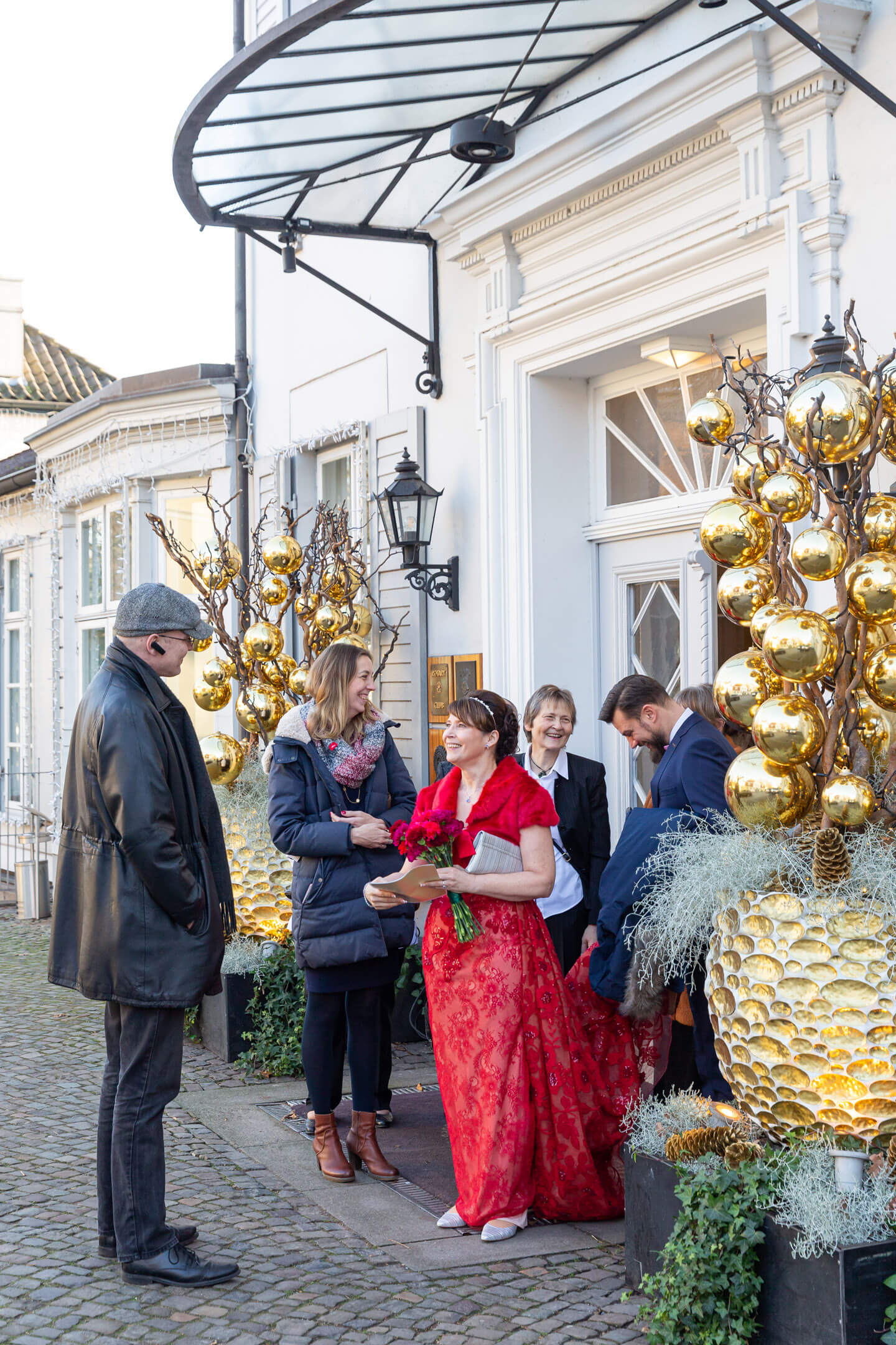 Chauffeur holt Hochzeitsgesellschaft am Hotel ab