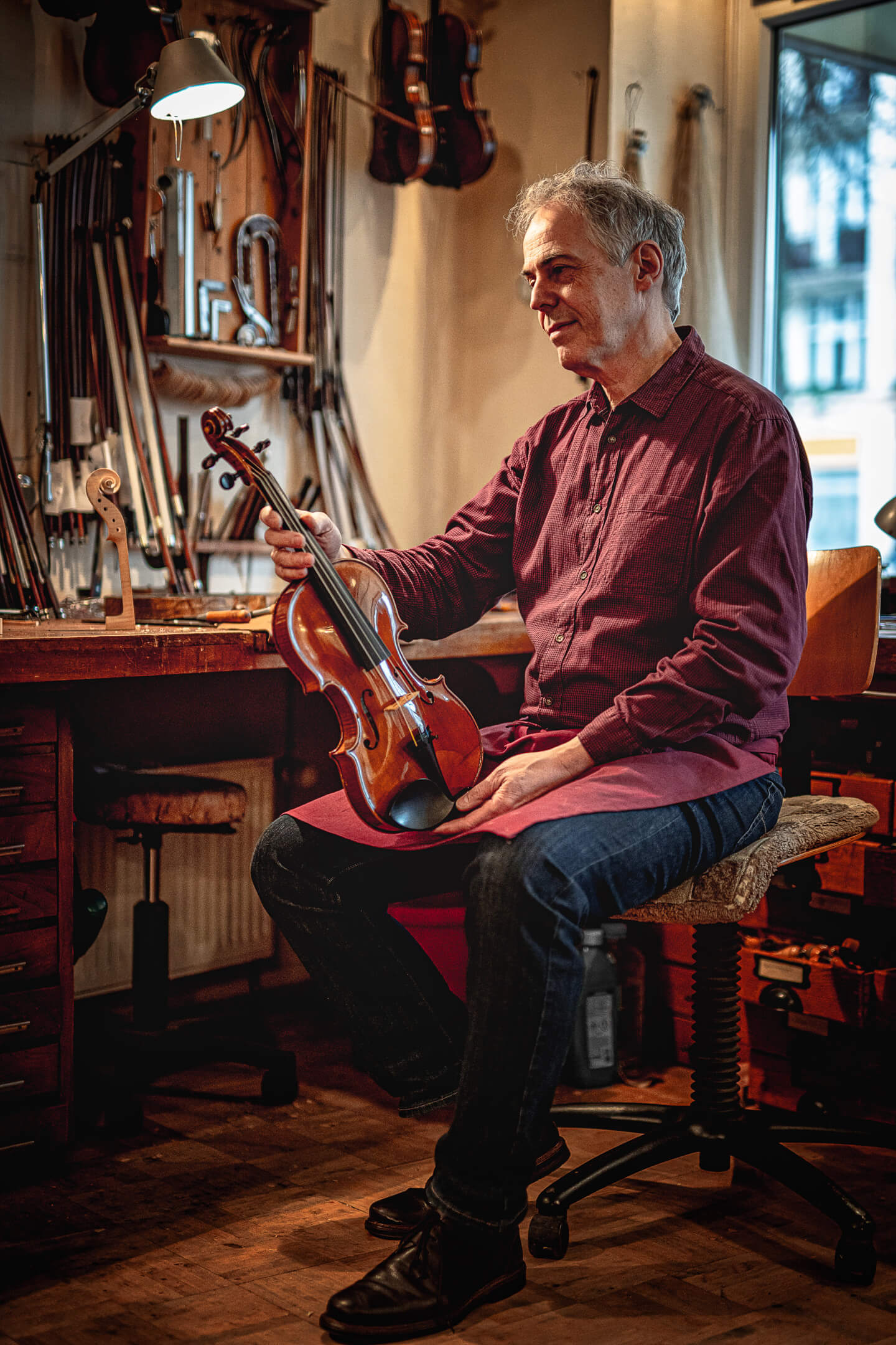 Handwerker fotografieren: Fotograf Florian Läufer hielt diese Stimmung bei einem Shooting in der Werkstatt des Geigenbauers Sielaff in Hamburg fest.
