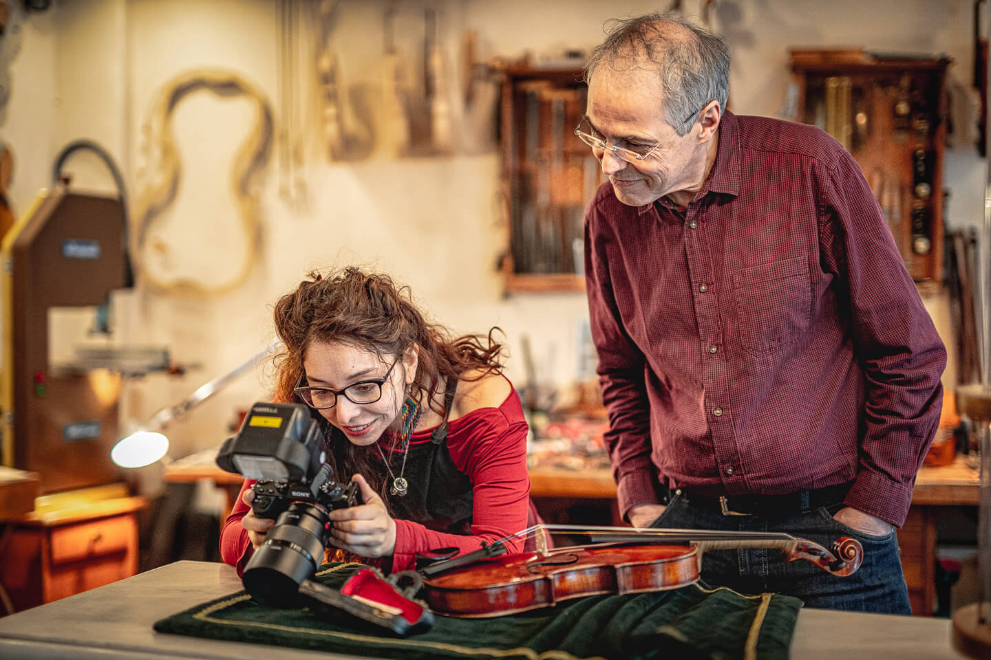 Begutachtung der Fotos nach einem Handwerker-Shooting
