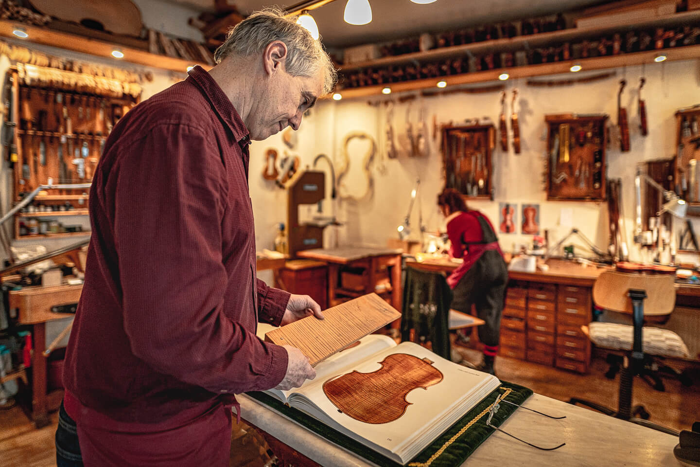 Geigenbauer Sielaff begutachtet Holz zur weiteren Bearbeitung. Fotograf: Florian Läufer, Hamburg
