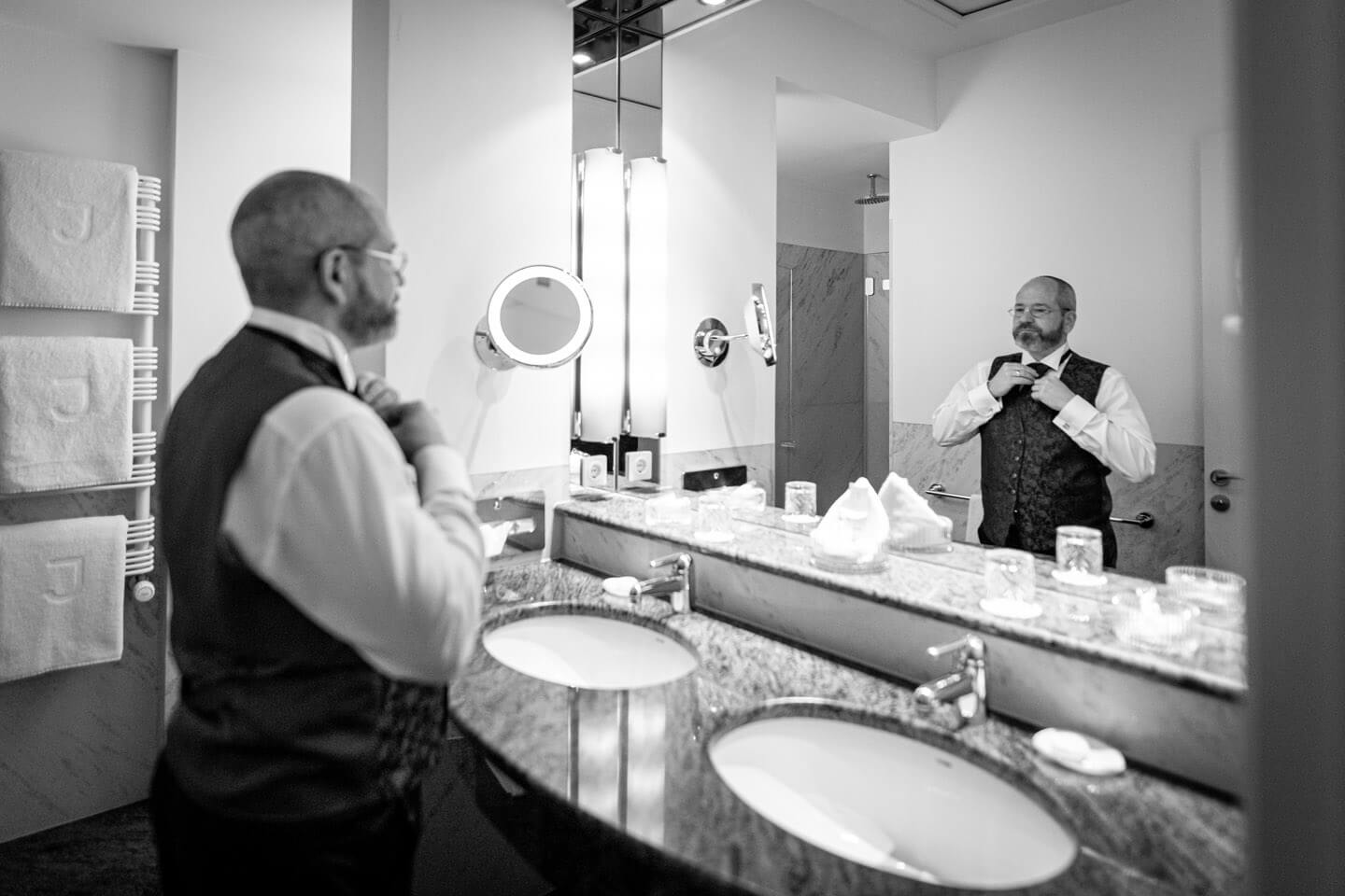 Bräutigam zupft sich die Krawatte zurecht