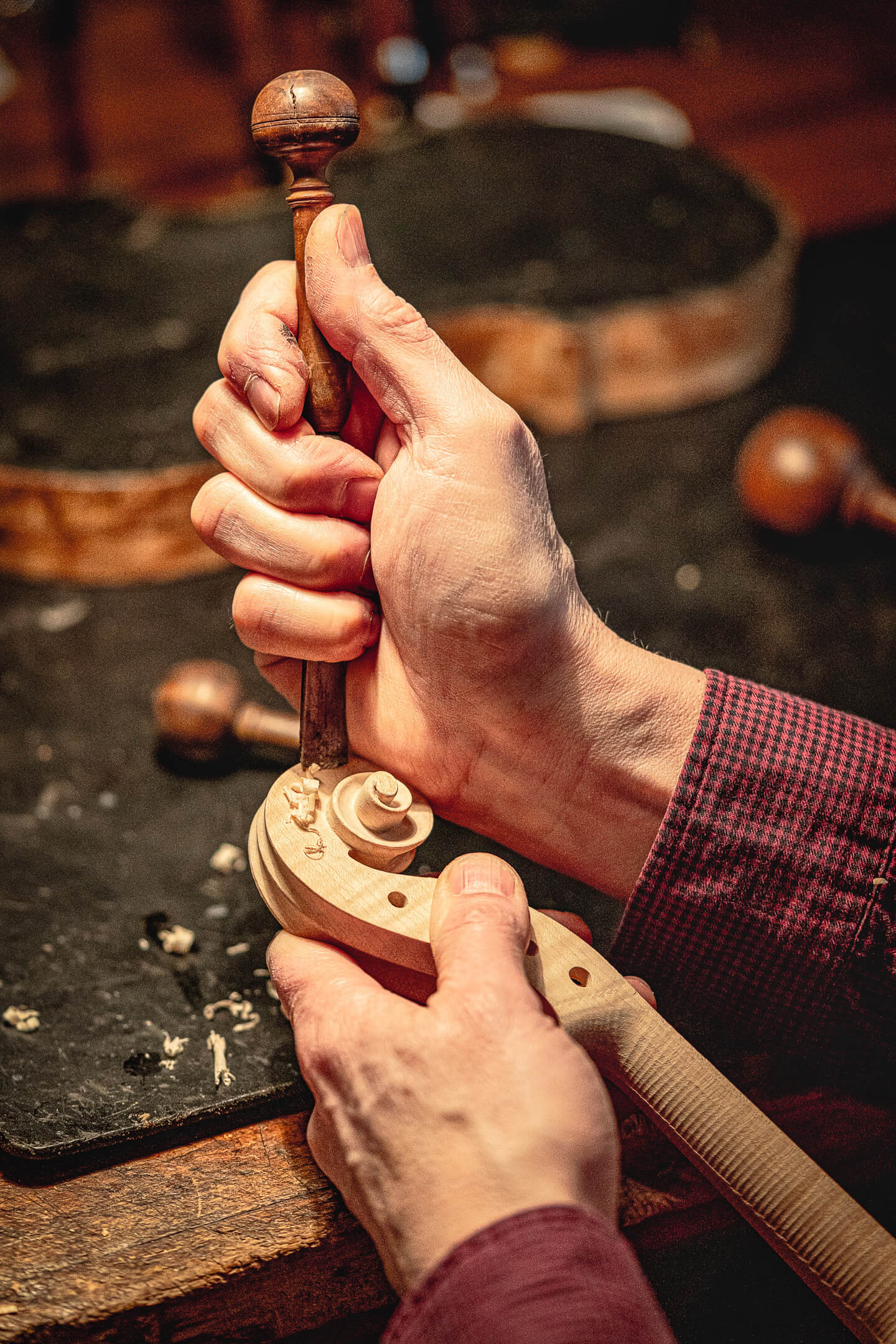 Schnitzen der Schnecke im Geigenbau