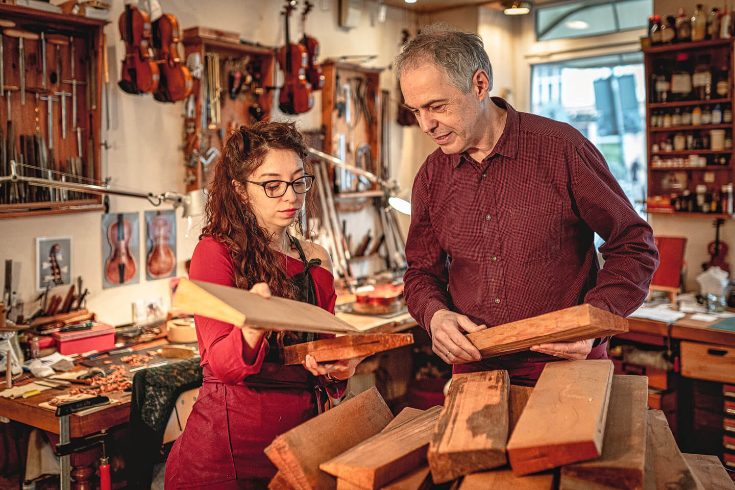 Holzauswahl beim Geigenbau