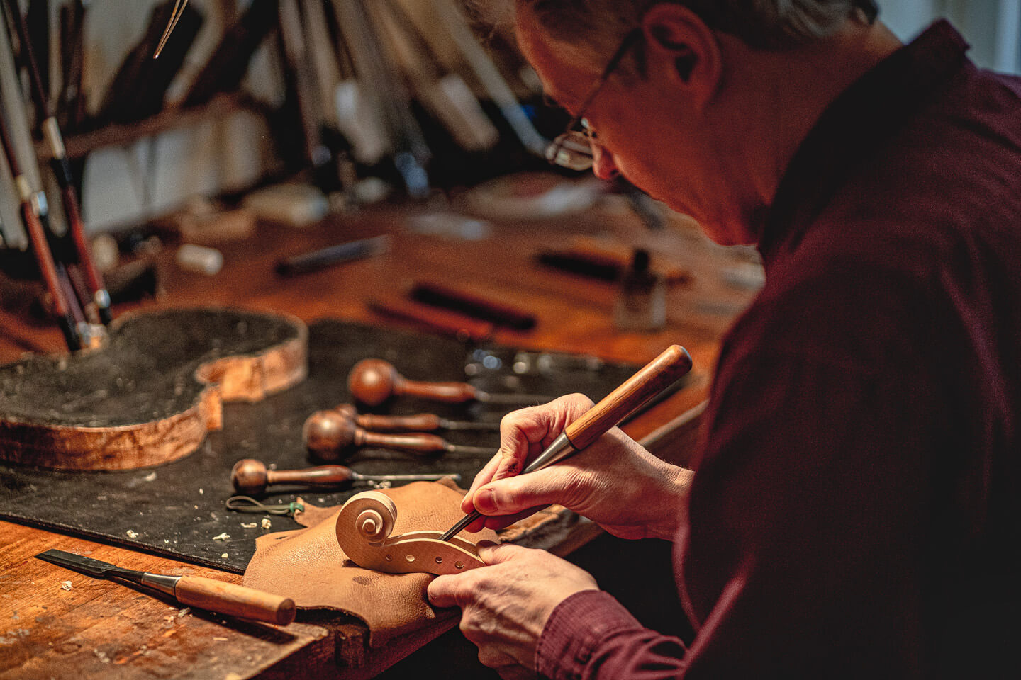 Geigenbauer bei der Arbeit. das Bild entstand bei einem Fotoshooting mit dem Hamburger Fotograf Florian Läufer