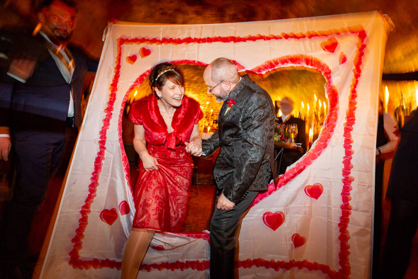 Brautpaar tritt durchs Herz in die Ehe