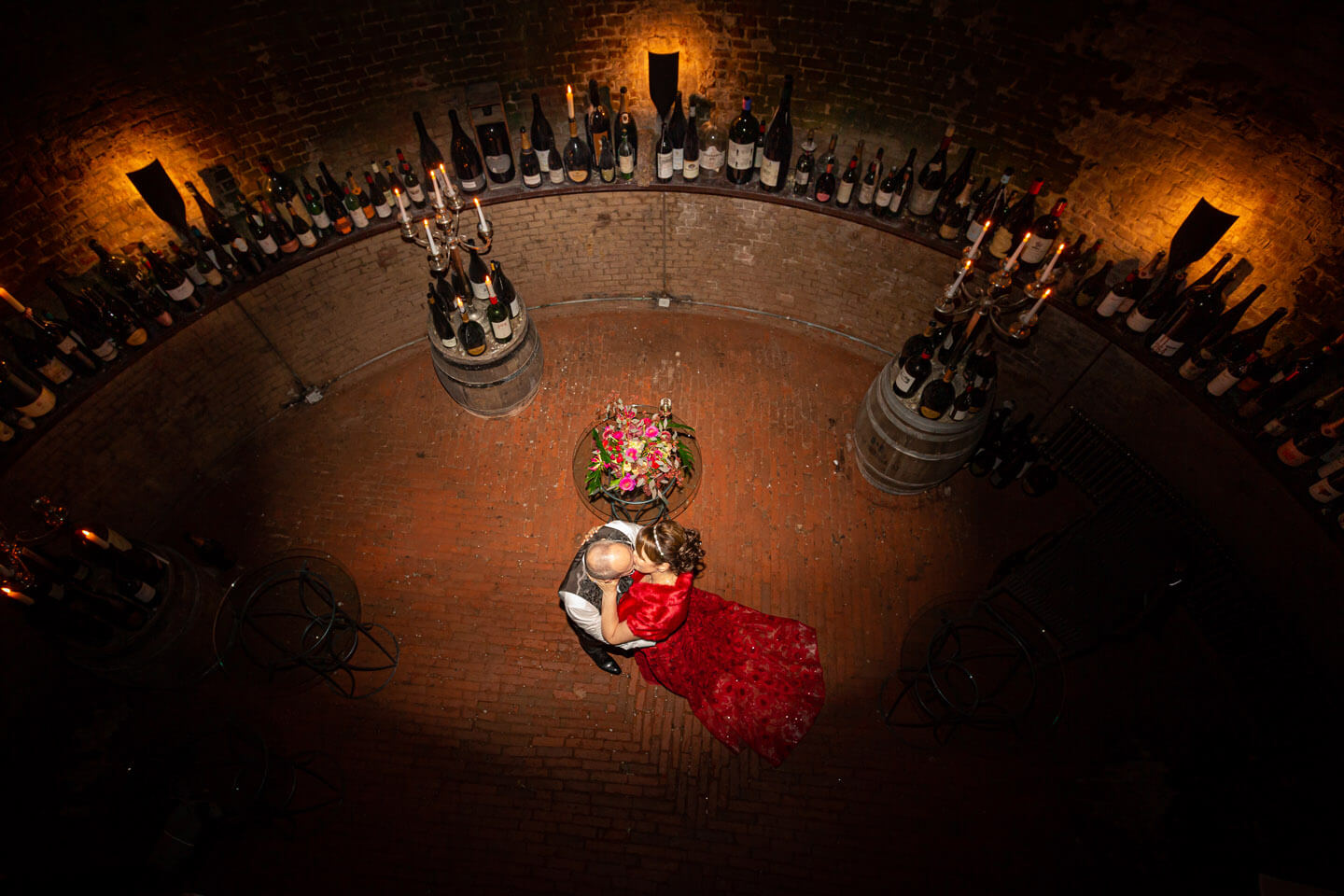 Brautpaar küsst sich im Eiskeller vom Hotel Jacob