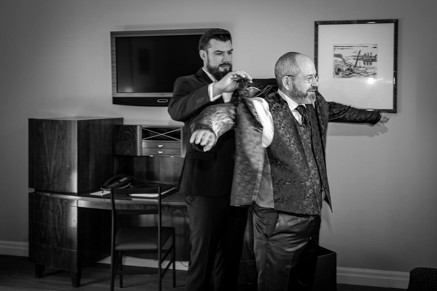 Bräutigam zieht Jacket an