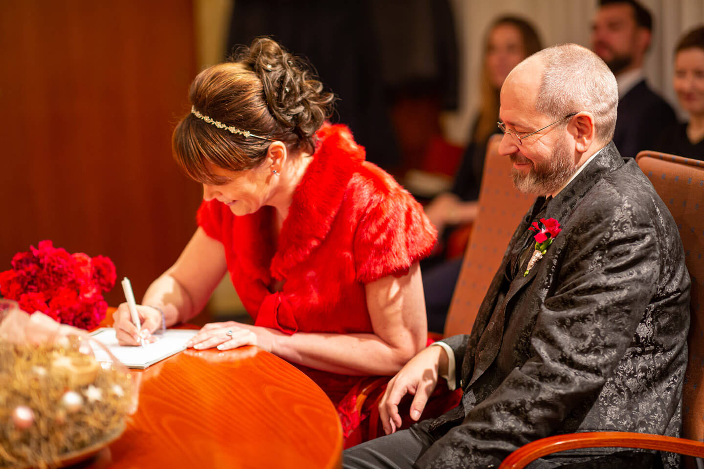 Heiratsurkunde unterschreiben im Standesamt