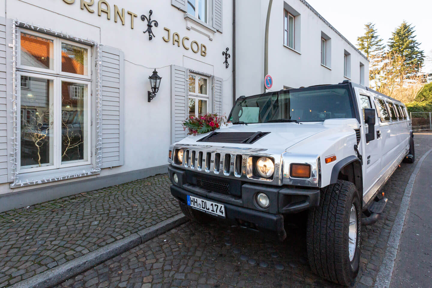 Hummer vor dem Hotel Jacob