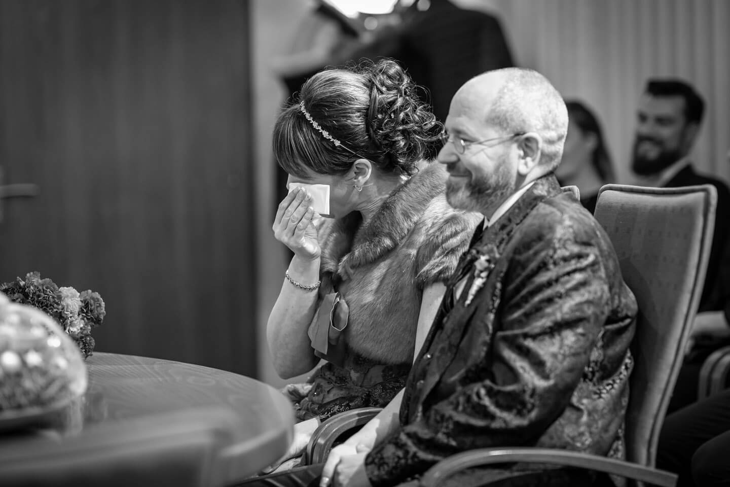 Braut wischt sich eine Träne weg