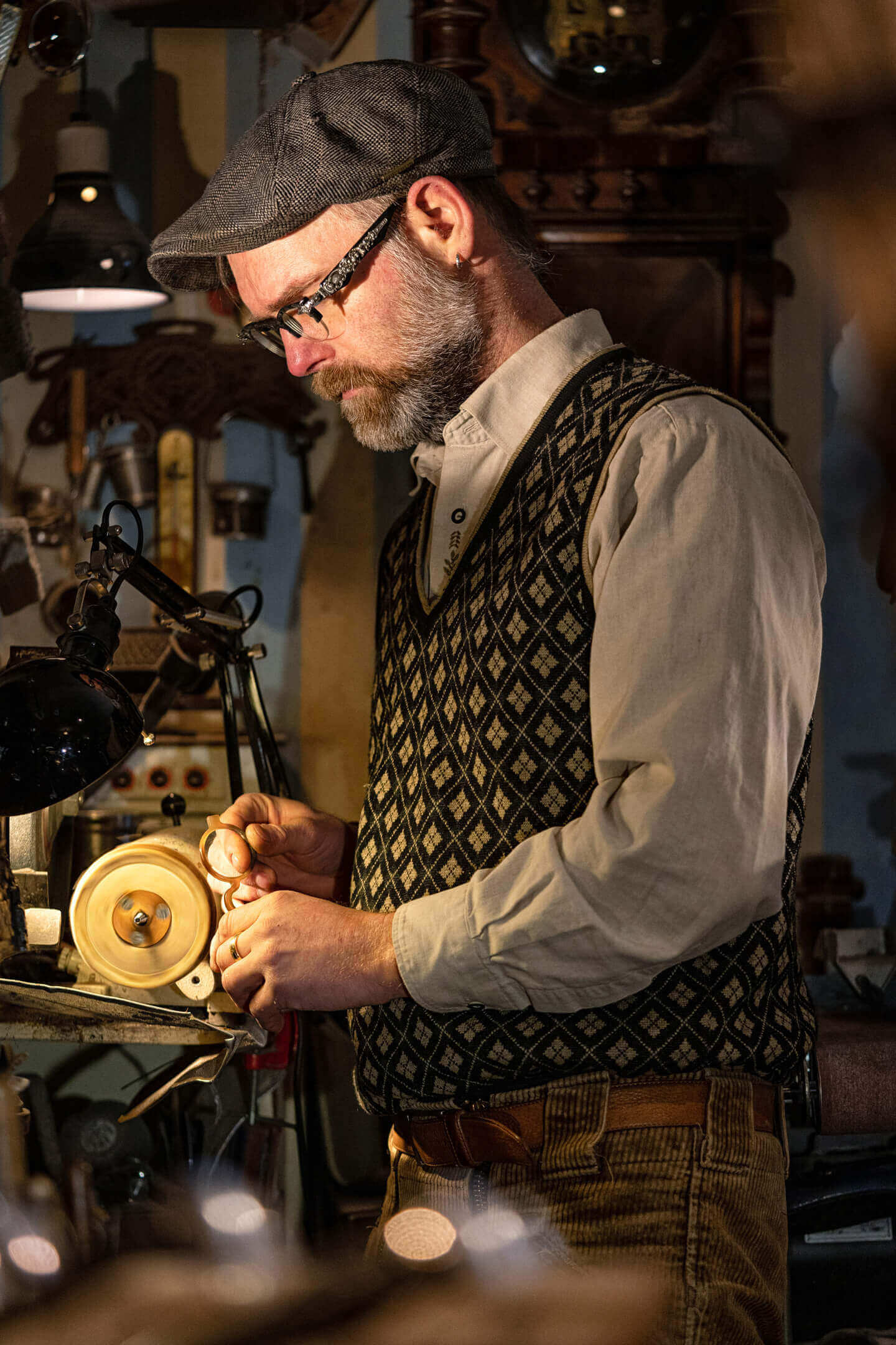 Handwerkerfoto - Brillenmacher beim Schleifen