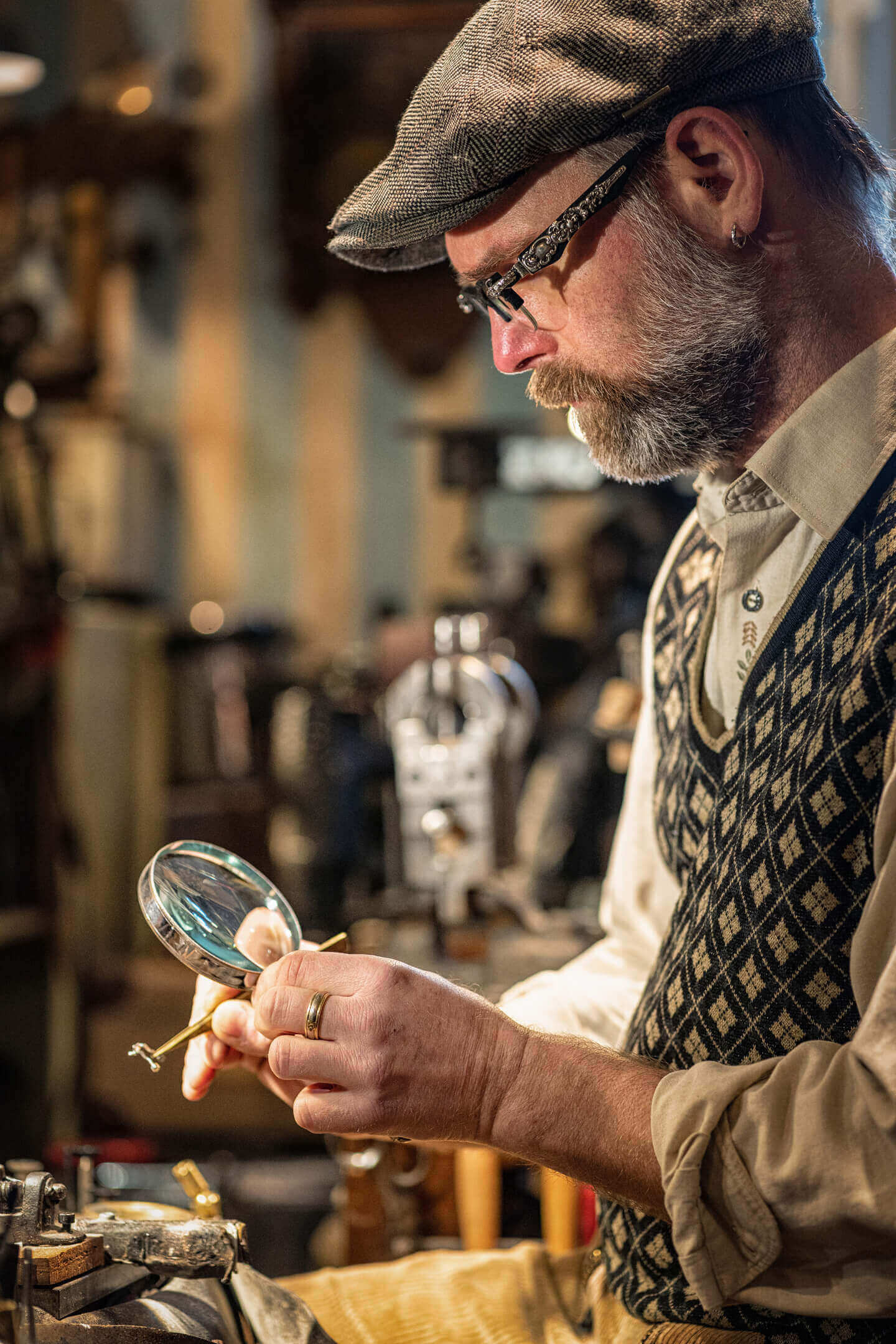 Augenoptikermeister bei der Arbeit fotografiert