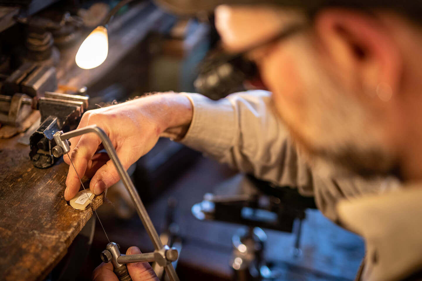 Laubsägearbeit zur Herstellung handgefertigter Brillen