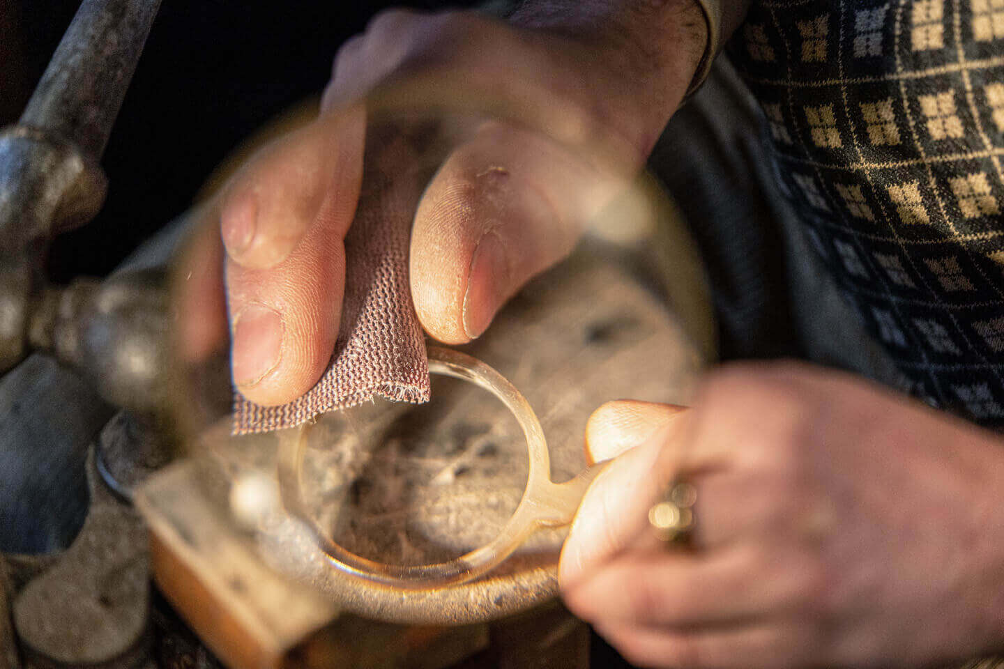 Schmirgeln einer Hornbrille