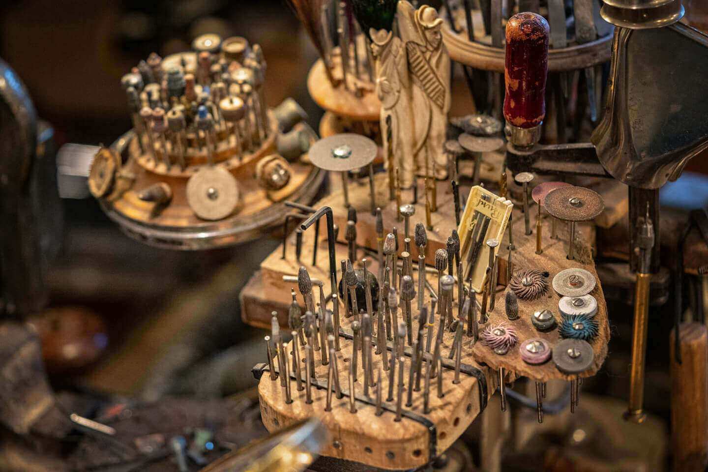 Detailaufnahme vom Werkzeug einer Brillenmanifaktur