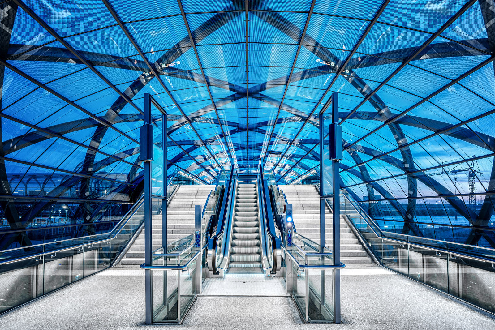 U-Bahn Elbbrücken während der blauen Stunde fotografiert