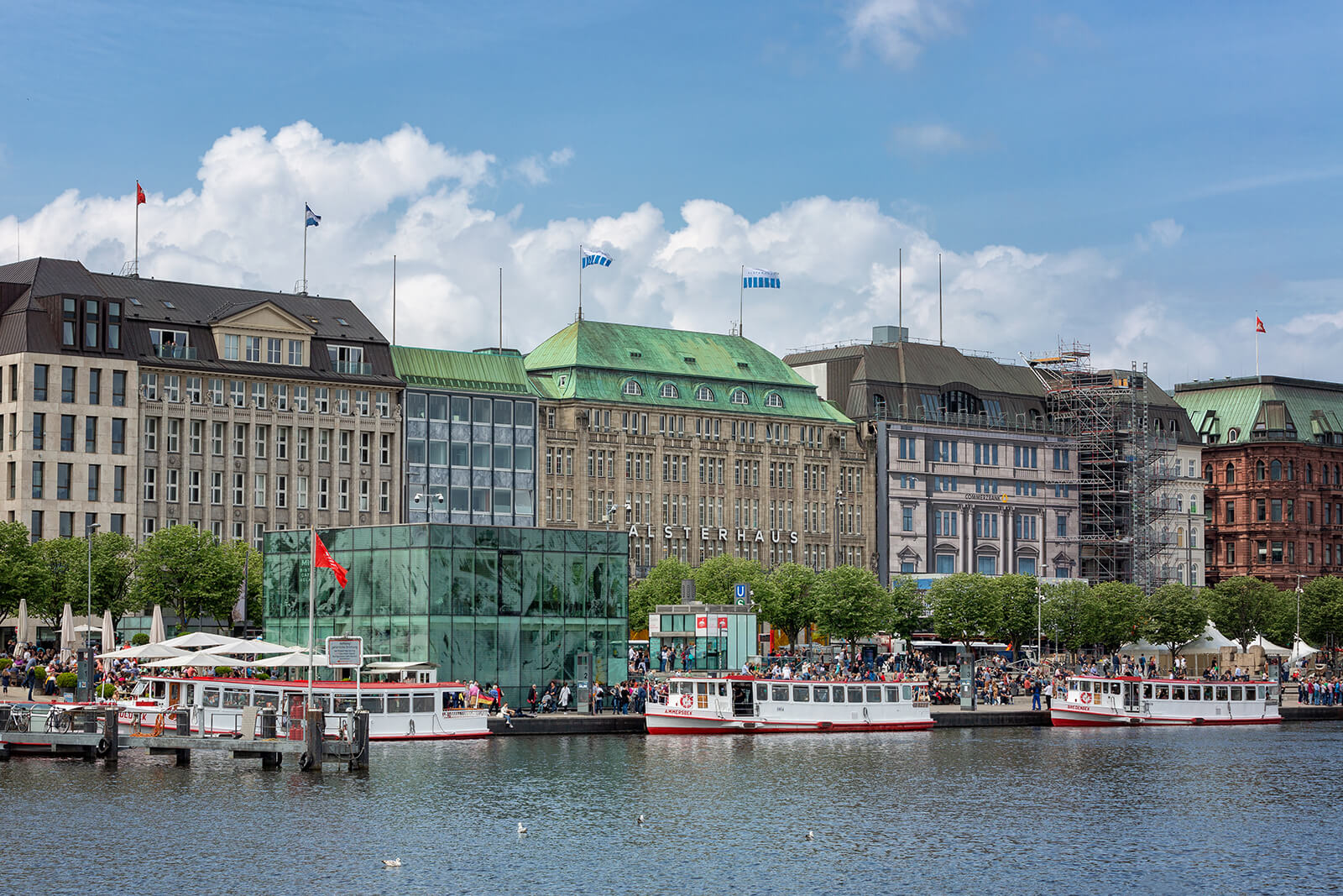 Hamburg Jungfernstieg mit rot-weißen Alsterdampfern auf der Binnenalster