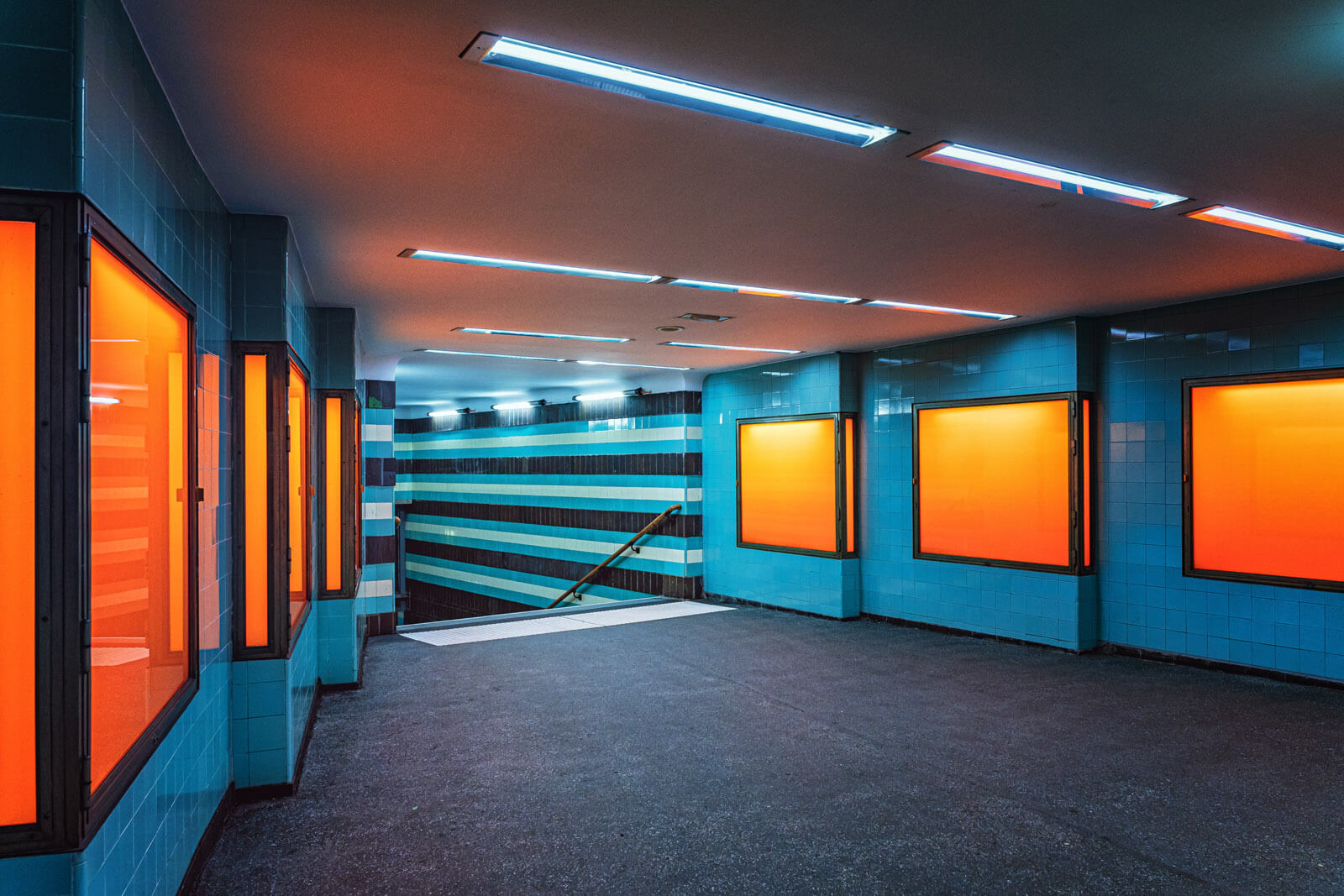 U-Bahn Klosterstern mit seinem bunten Eingangsbereich