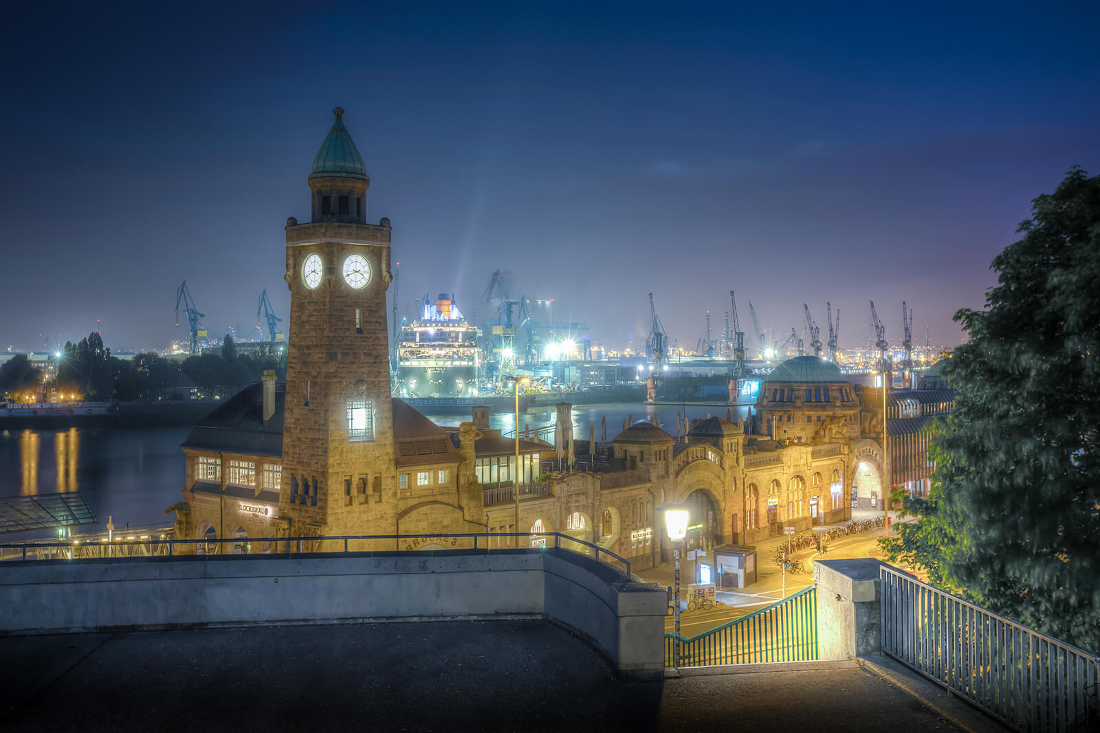 HDR-Aufnahme der Landungsbrücken während der blauen Stunde