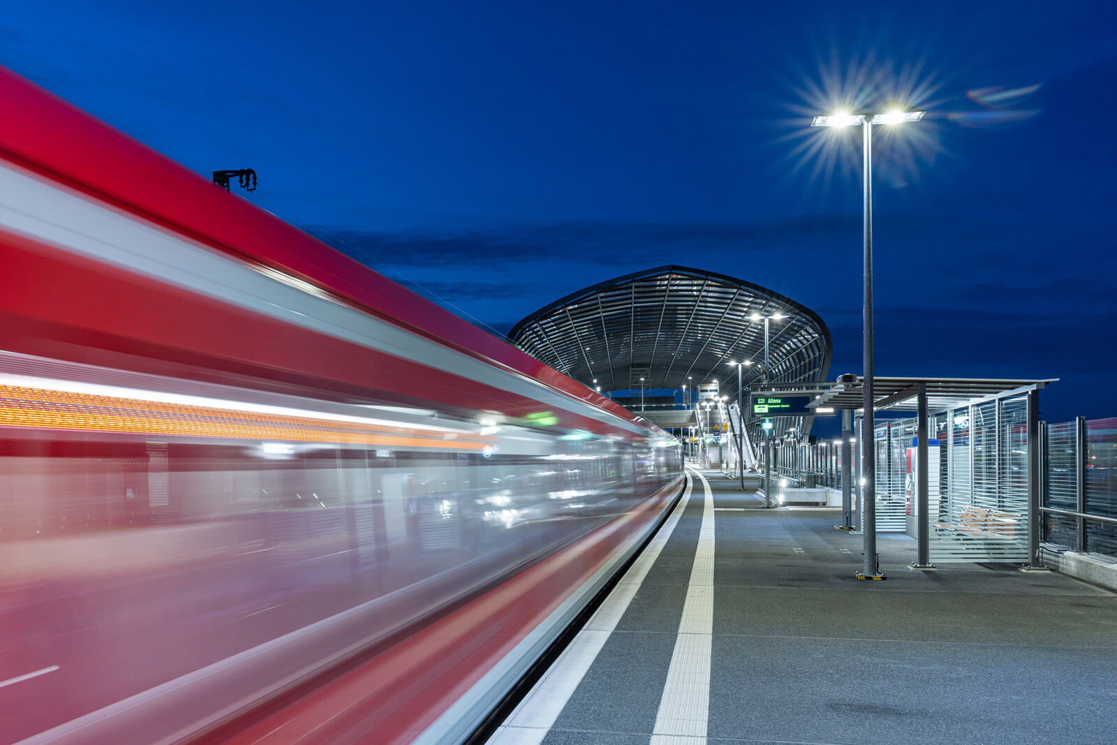 Langzeitbelichtung zur blauen Stunde am Bahnhof Elbbruecken. Fotograf: Florian Läufer