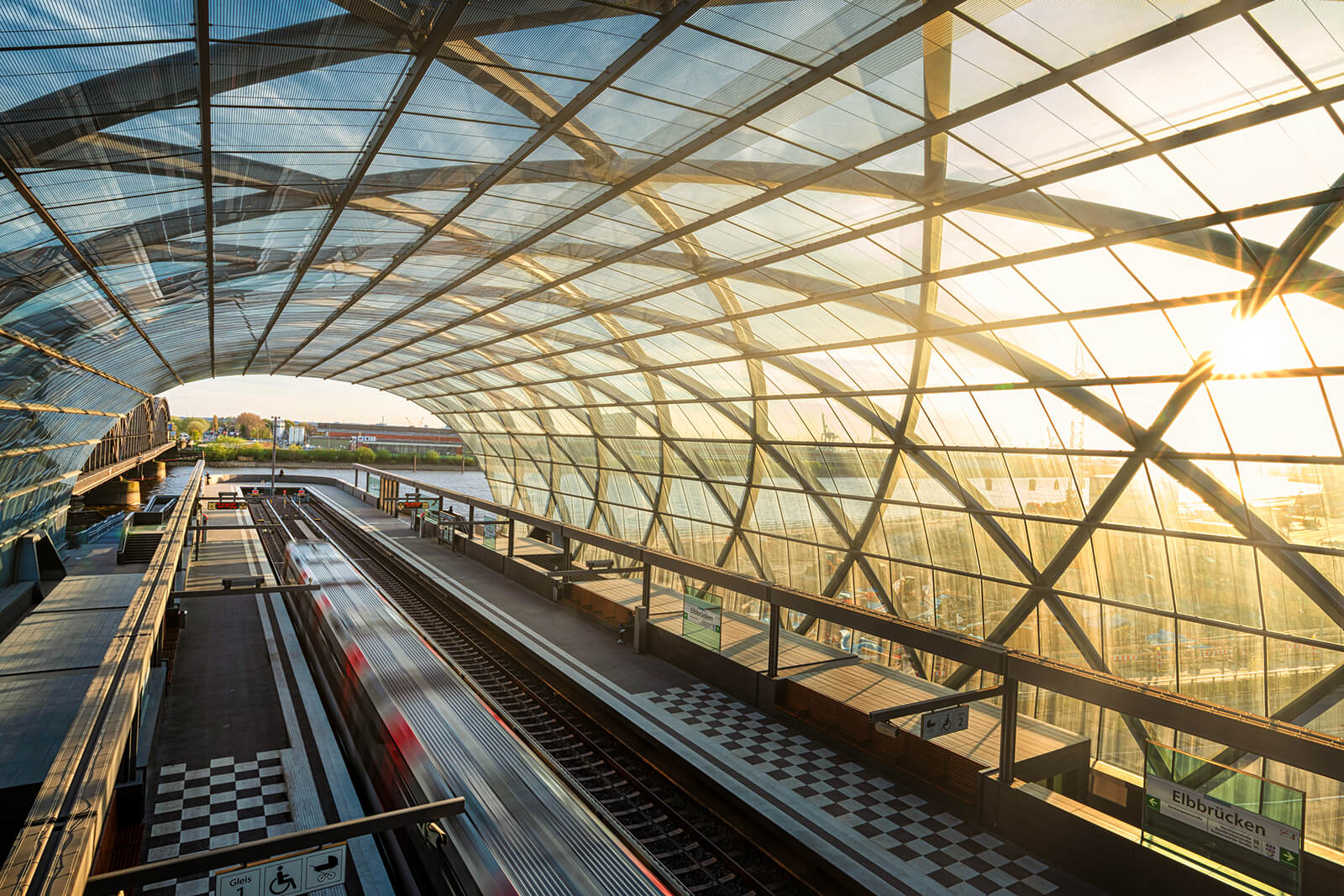 Einfahrt eines Zuges in den Bahnhof Elbbrücken