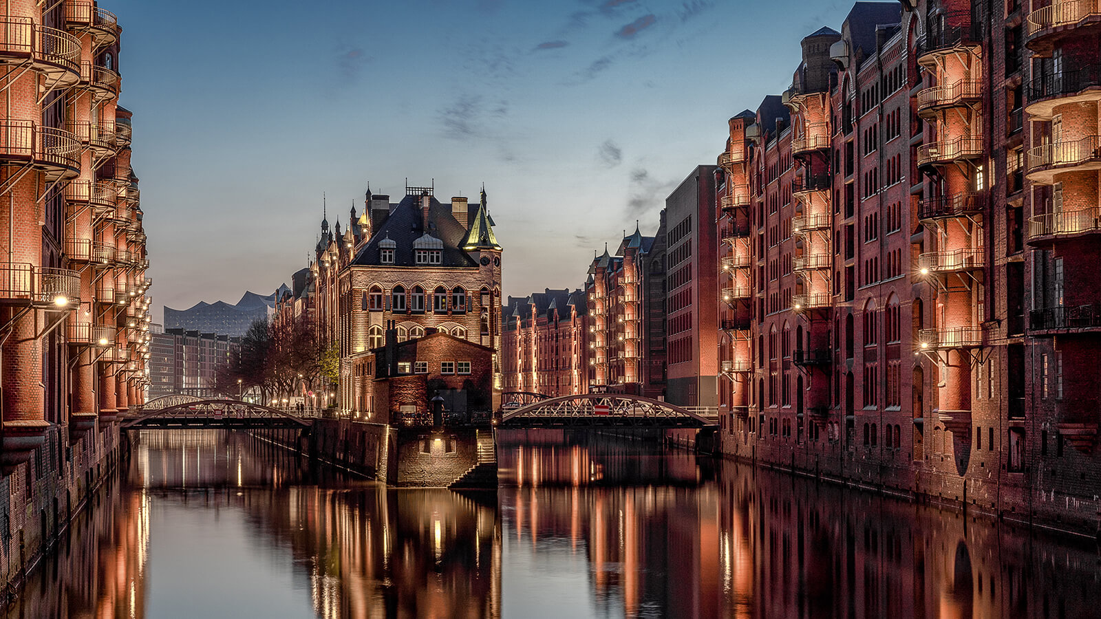 Wasserschloss Hamburg zur blauen Stunde. Fotograf war Florian Läufer aus Hamburg