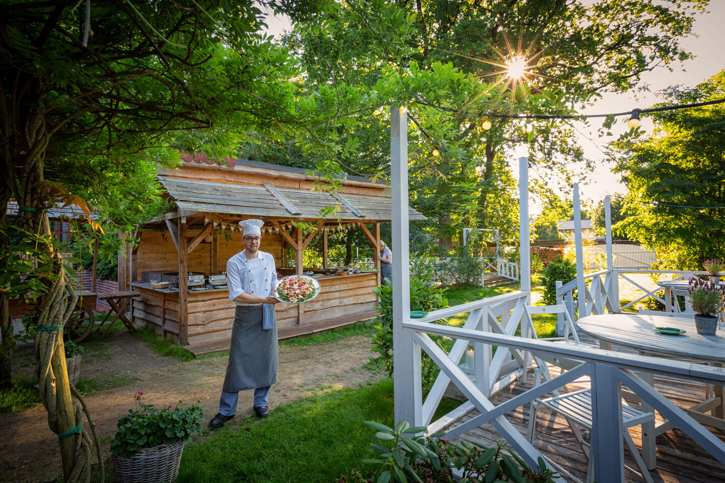 Koch beim Gartenbüfett