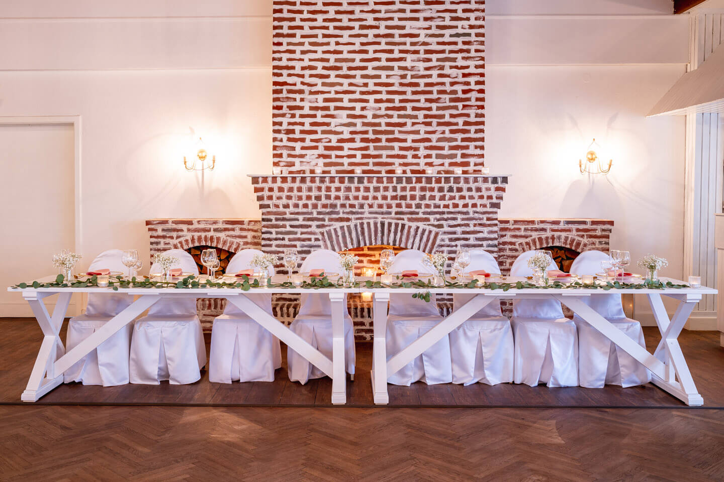 Brautpaartisch vor dem großen Kamin