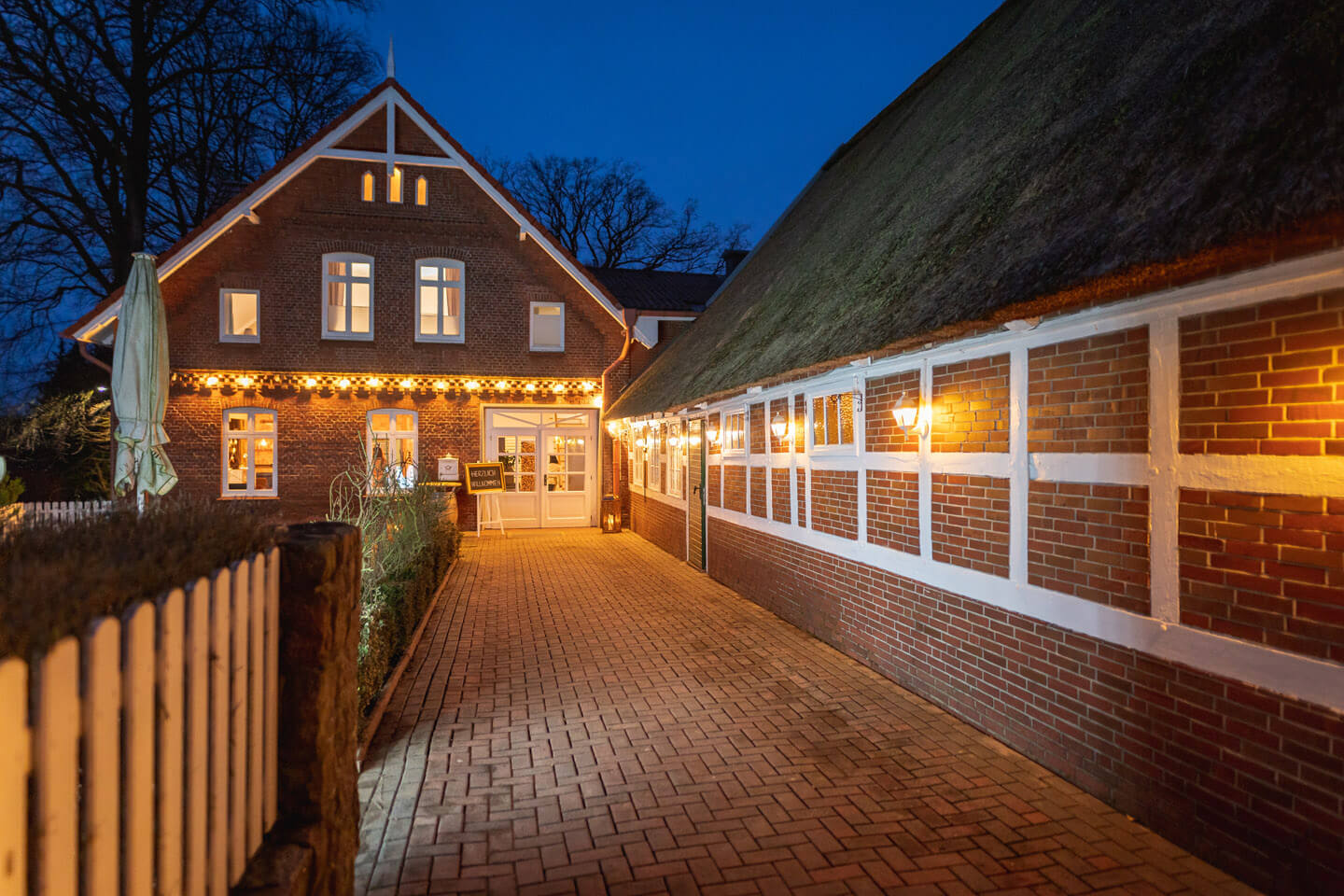 Der Hochzeitsfotograf Florian Läufer (Hamburg) hielt während der blauen Stunde diese Außenansicht fest