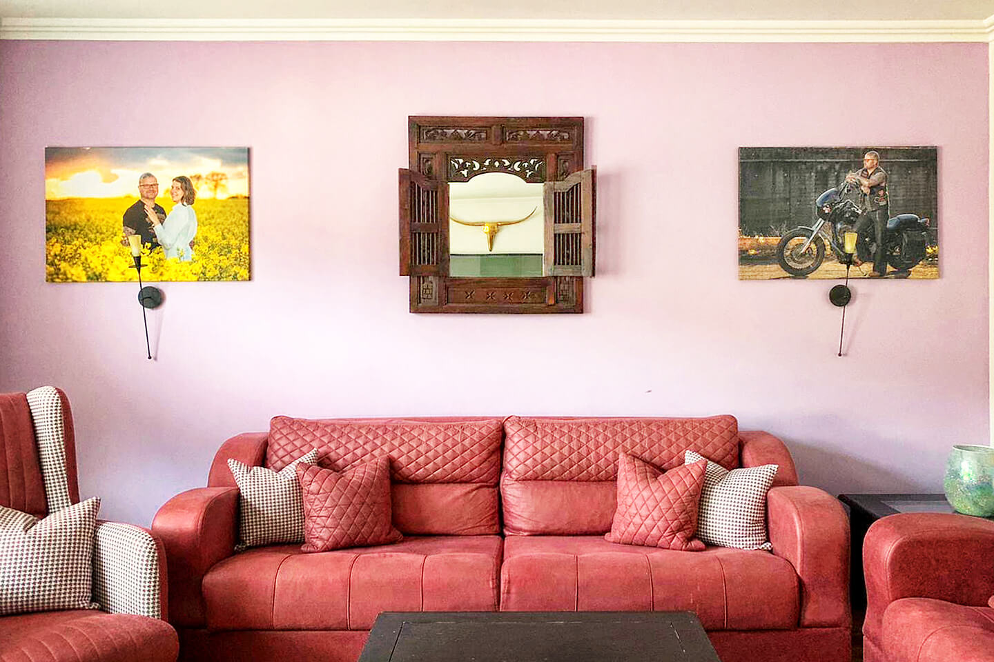 Fotos vom Shooting auf Leinwand im Wohnzimmer