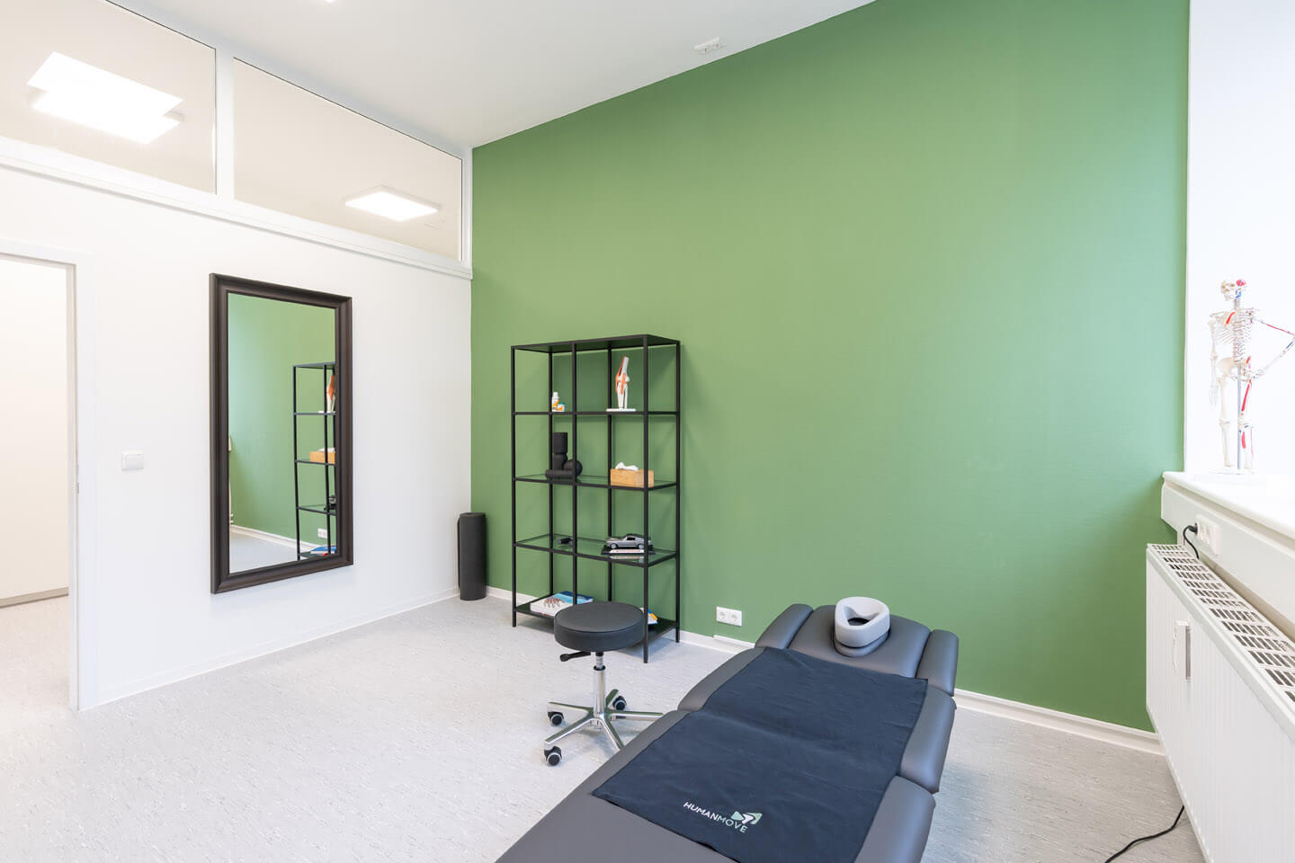 Behandlungsraum 1. Hell, freundlich modern.