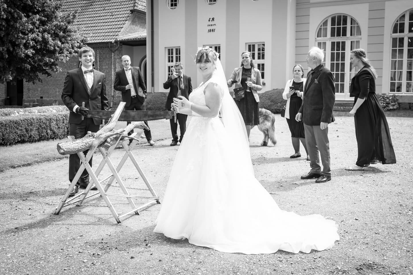 Baumstamm sägen Hochzeit