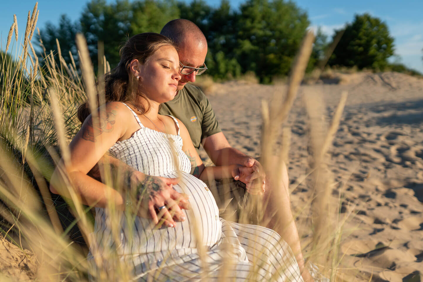 Paarfoto mit Babybauch in Boberger Dünen in Hamburg