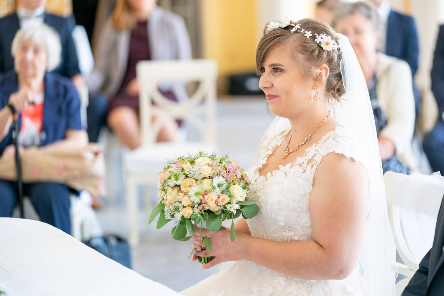 Braut mit Brautstrauss bei der Trauung