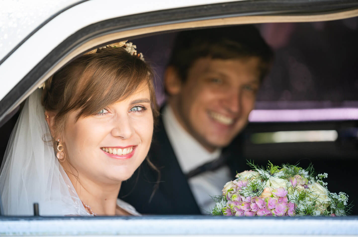 Brautpaar in der Stretchlimo