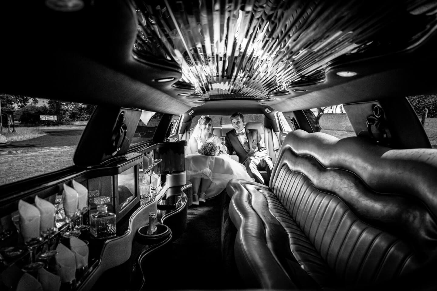 Innenraum einer Stretch-Limo mit Hochzeitspaar