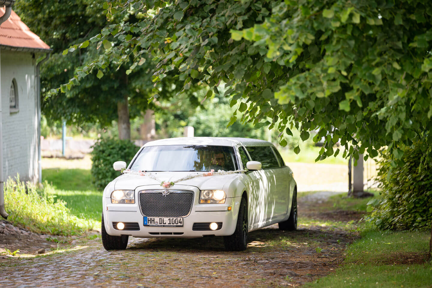 Stretch-Limousine fährt vor