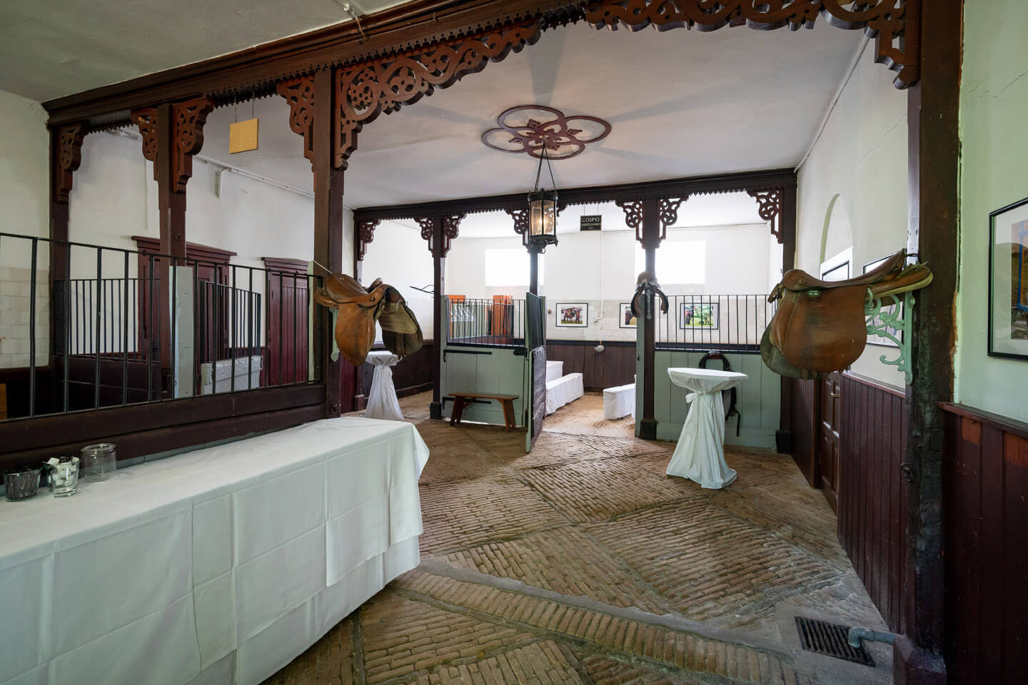 Pferdestall Gut Altenhof - hier wird die Hochzeitstorte serviert.