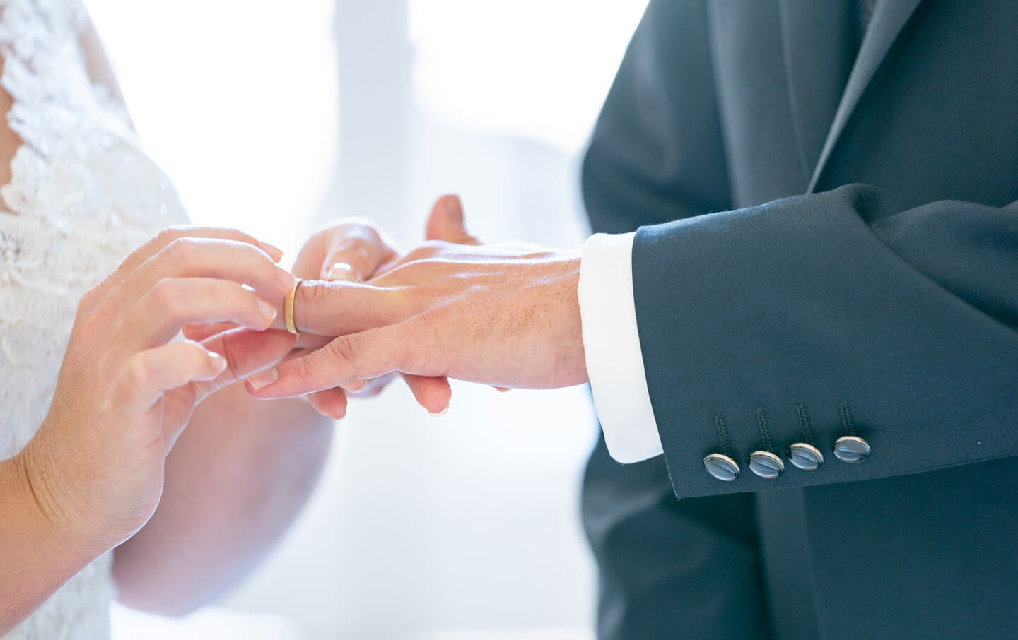 Darf bei keiner Hochzeitsreportage fehlen: der Ringtausch