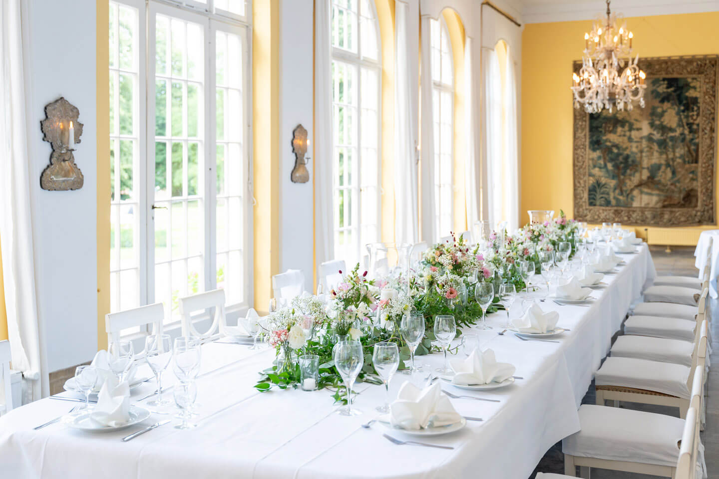 Festlich geschmückte Tafel bei einer Hochzeitsreportage fotografiert