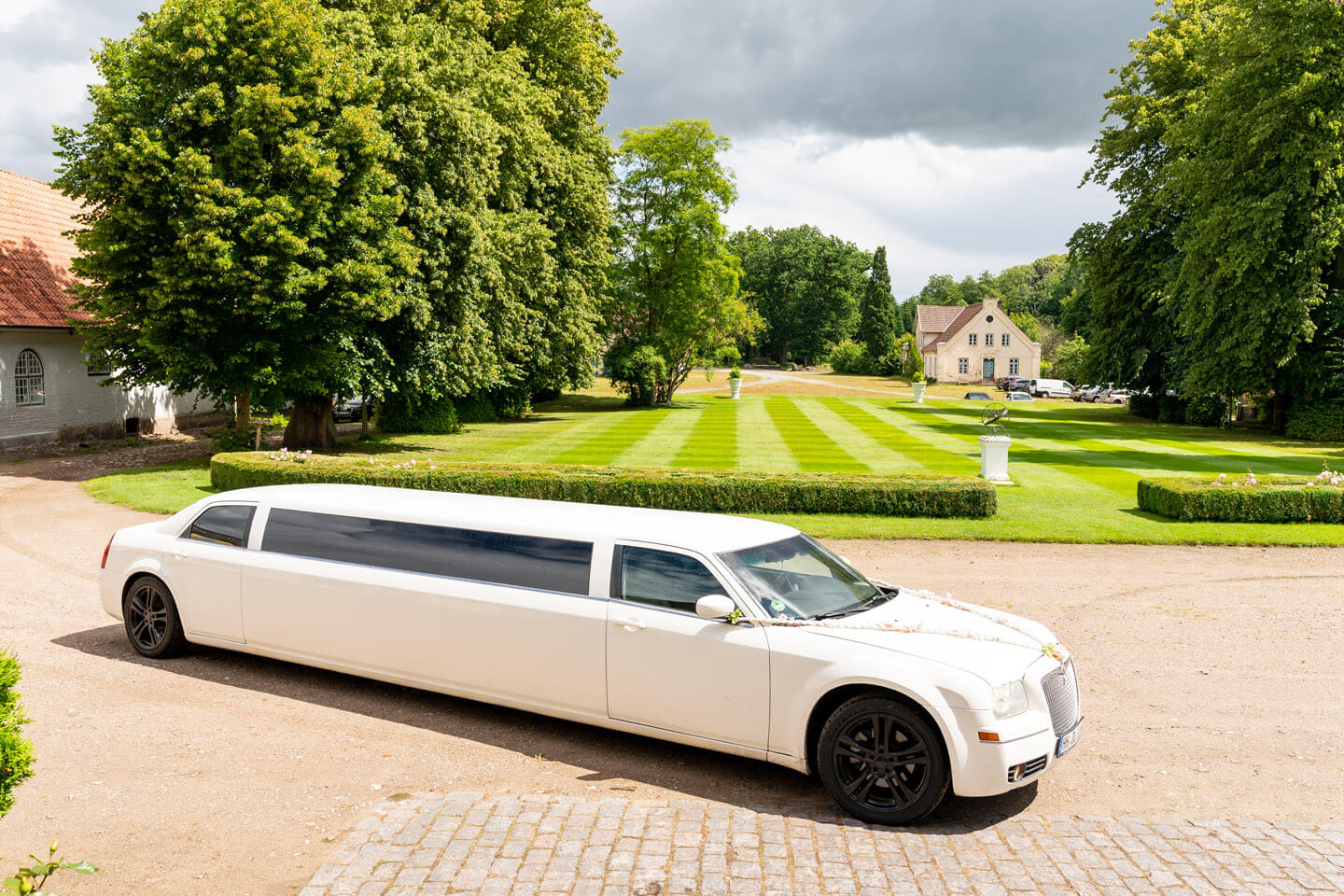 Stretch-Limo fährt vor